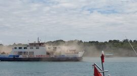 Tangkapan layar kapal Roro KMP Mulia Nusantara terbakar di Punggur Batam, Rabu (25/12). Foto:Istimewa
