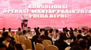 Karoops Polda Kepri, Kombes Pol. Ulami Sudjaja, saat melaporkan kondisi Kamtibmas di Kepri selama pilkada dalam acara dalam Konsolidasi Operasi Mantap Praja (OMP) Seligi 2024 di Ballroom Hotel Pasifik, Batam,Jumat (27/12/2024).Matapedia6.com/ Dok Polda Kepri