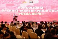 Karoops Polda Kepri, Kombes Pol. Ulami Sudjaja, saat melaporkan kondisi Kamtibmas di Kepri selama pilkada dalam acara dalam Konsolidasi Operasi Mantap Praja (OMP) Seligi 2024 di Ballroom Hotel Pasifik, Batam,Jumat (27/12/2024).Matapedia6.com/ Dok Polda Kepri