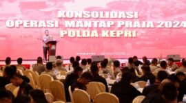 Karoops Polda Kepri, Kombes Pol. Ulami Sudjaja, saat melaporkan kondisi Kamtibmas di Kepri selama pilkada dalam acara dalam Konsolidasi Operasi Mantap Praja (OMP) Seligi 2024 di Ballroom Hotel Pasifik, Batam,Jumat (27/12/2024).Matapedia6.com/ Dok Polda Kepri