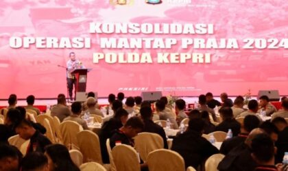 Karoops Polda Kepri, Kombes Pol. Ulami Sudjaja, saat melaporkan kondisi Kamtibmas di Kepri selama pilkada dalam acara dalam Konsolidasi Operasi Mantap Praja (OMP) Seligi 2024 di Ballroom Hotel Pasifik, Batam,Jumat (27/12/2024).Matapedia6.com/ Dok Polda Kepri