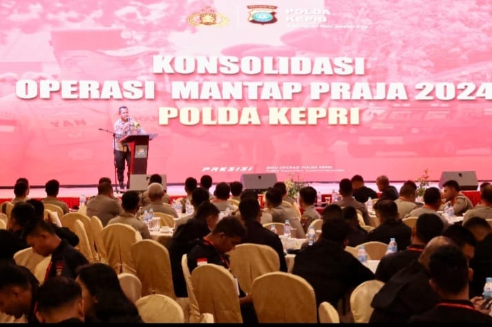 Karoops Polda Kepri, Kombes Pol. Ulami Sudjaja, saat melaporkan kondisi Kamtibmas di Kepri selama pilkada dalam acara dalam Konsolidasi Operasi Mantap Praja (OMP) Seligi 2024 di Ballroom Hotel Pasifik, Batam,Jumat (27/12/2024).Matapedia6.com/ Dok Polda Kepri