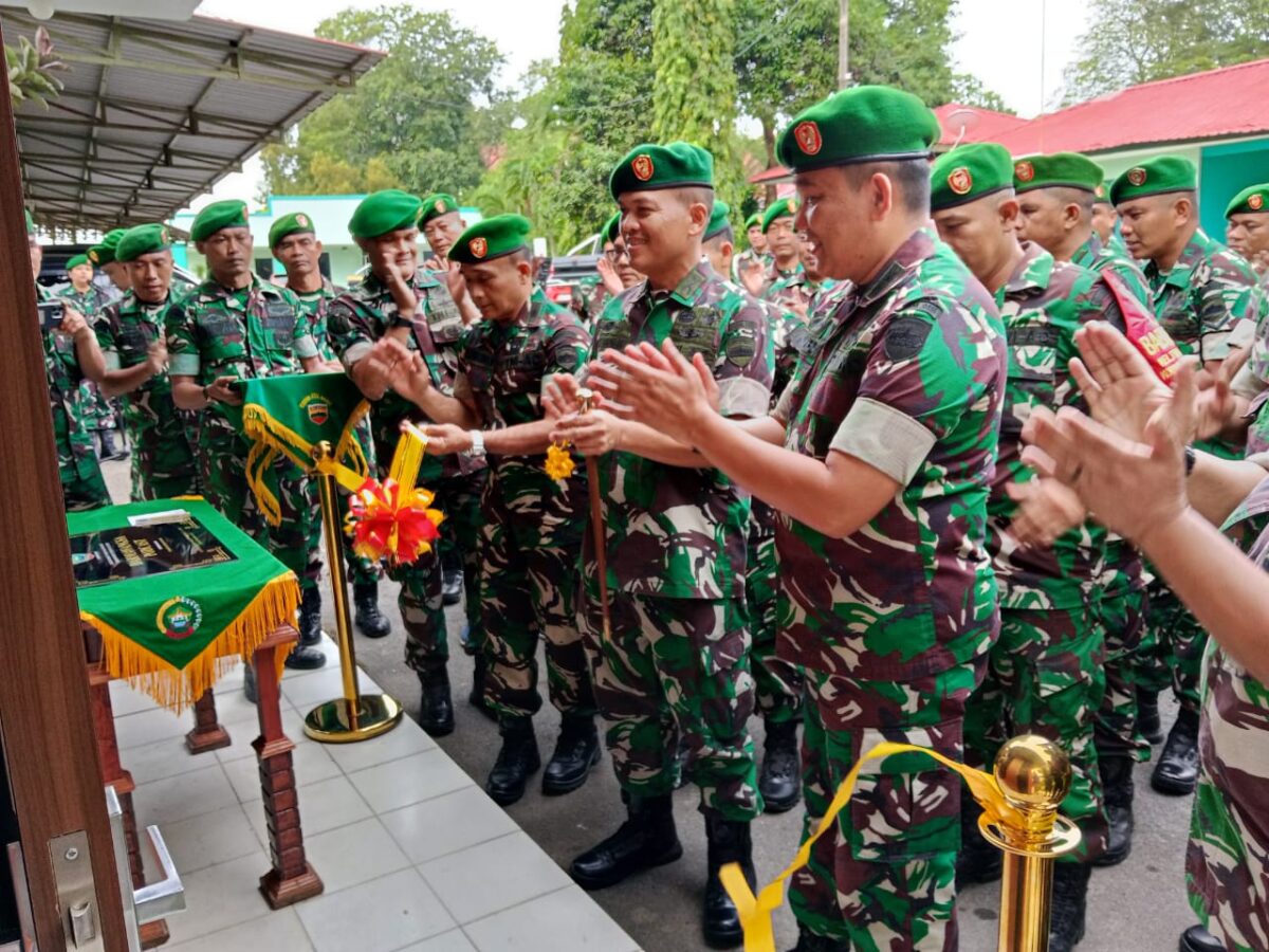 Komandan Kodim (Dandim) 0316/Batam, Kolonel Inf Rooy Chandra Sihombing, lakukan penandatanganan prasasti dan pengguntingan pita didampingi Kasdim 0316/Batam, Letkol Inf Sunardi, saat peresmian Studio Podcast Darmawangsa di Makodim 0316/Batam, Jumat (27/12/2024). Matapedia6.com/Dok Kodim 0316.