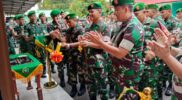 Komandan Kodim (Dandim) 0316/Batam, Kolonel Inf Rooy Chandra Sihombing, lakukan penandatanganan prasasti dan pengguntingan pita didampingi Kasdim 0316/Batam, Letkol Inf Sunardi, saat peresmian Studio Podcast Darmawangsa di Makodim 0316/Batam, Jumat (27/12/2024). Matapedia6.com/Dok Kodim 0316.