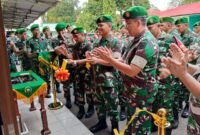 Komandan Kodim (Dandim) 0316/Batam, Kolonel Inf Rooy Chandra Sihombing, lakukan penandatanganan prasasti dan pengguntingan pita didampingi Kasdim 0316/Batam, Letkol Inf Sunardi, saat peresmian Studio Podcast Darmawangsa di Makodim 0316/Batam, Jumat (27/12/2024). Matapedia6.com/Dok Kodim 0316.