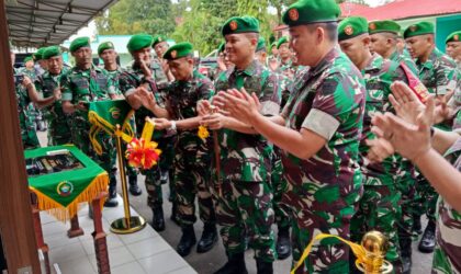 Komandan Kodim (Dandim) 0316/Batam, Kolonel Inf Rooy Chandra Sihombing, lakukan penandatanganan prasasti dan pengguntingan pita didampingi Kasdim 0316/Batam, Letkol Inf Sunardi, saat peresmian Studio Podcast Darmawangsa di Makodim 0316/Batam, Jumat (27/12/2024). Matapedia6.com/Dok Kodim 0316.