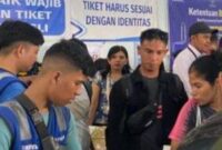 Penumpang kapal Kelud saat berada di pelabuhan bintang 99 Kota Batam, penumpang gagal berangkat Calo jual Tiket Palsu, Jumat (27/12/2024). Matapedia6.com/ Luci