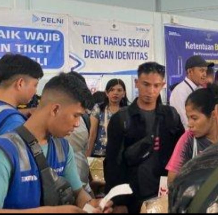 Penumpang kapal Kelud saat berada di pelabuhan bintang 99 Kota Batam, penumpang gagal berangkat Calo jual Tiket Palsu, Jumat (27/12/2024). Matapedia6.com/ Luci