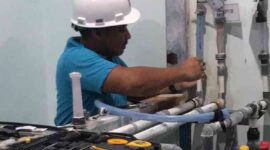 Petugas saat memperbolehkan pompa air. Foto:Istimewa