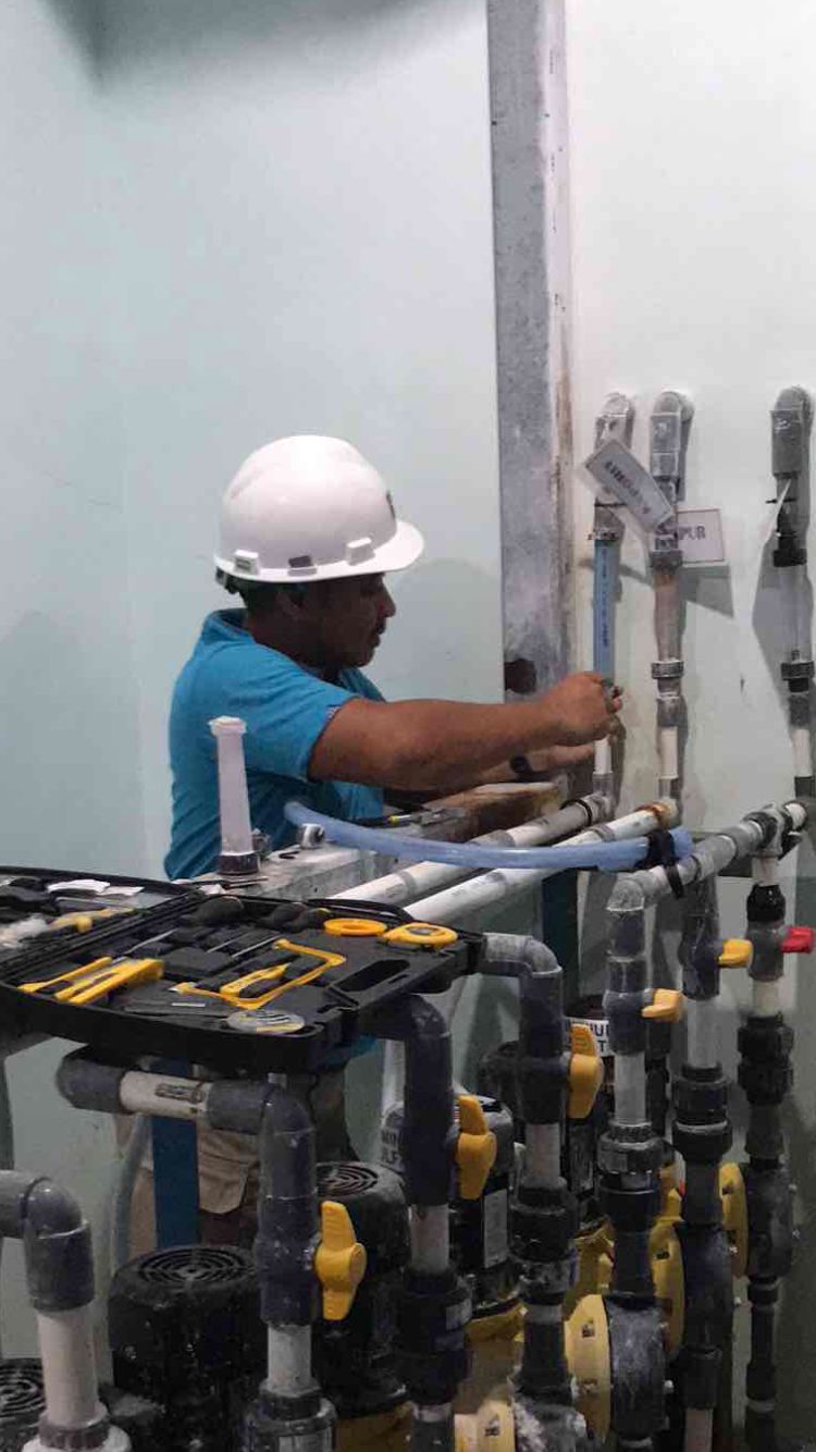 Petugas saat memperbolehkan pompa air. Foto:Istimewa