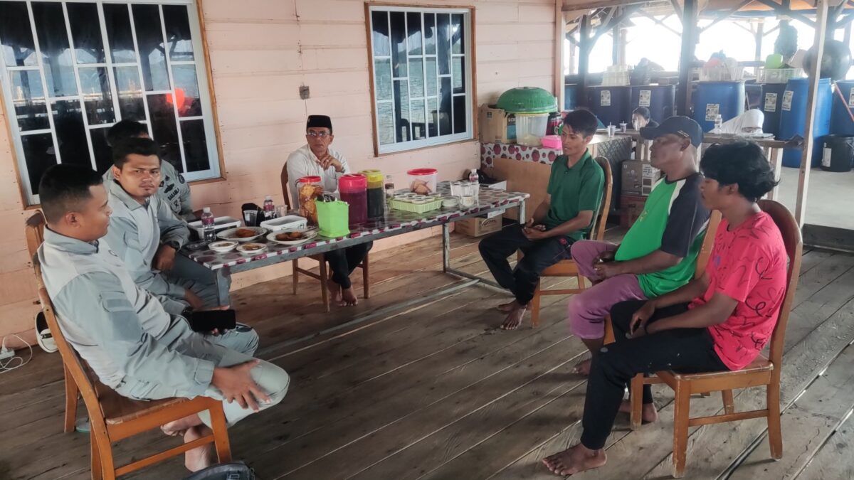 Anggota Bakamla RI datangi nelayan yang jatuh ke laut akibat kapal patroli coast guard Singapura melakukan manuver di perairan pulau Nipah, Belakang Padang, Selasa (24/12/2024). Matapedia6.com/ Dok Bakamla RI.