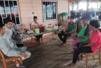 Anggota Bakamla RI datangi nelayan yang jatuh ke laut akibat kapal patroli coast guard Singapura melakukan manuver di perairan pulau Nipah, Belakang Padang, Selasa (24/12/2024). Matapedia6.com/ Dok Bakamla RI.