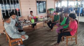 Anggota Bakamla RI datangi nelayan yang jatuh ke laut akibat kapal patroli coast guard Singapura melakukan manuver di perairan pulau Nipah, Belakang Padang, Selasa (24/12/2024). Matapedia6.com/ Dok Bakamla RI.