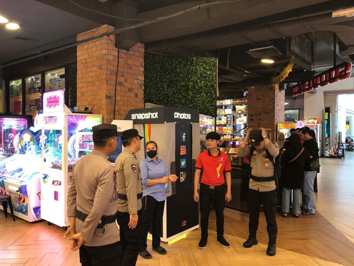 Personel Kepolisian Polda Kepri saat melakukan pengamanan disalah satu Mall yang ada di Kota Batam dalam Operasi Lilin Seligi 2024, Minggu (29/12/2024). Matapedia6.com/ Dok Humas Polda