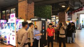 Personel Kepolisian Polda Kepri saat melakukan pengamanan disalah satu Mall yang ada di Kota Batam dalam Operasi Lilin Seligi 2024, Minggu (29/12/2024). Matapedia6.com/ Dok Humas Polda