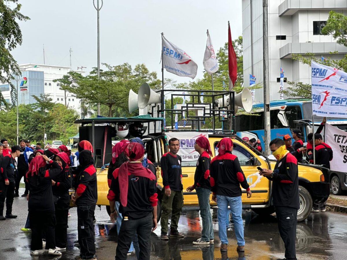 Pekerja saat melaksanakan aksi unjuk rasa di depan Gedung Graha Kepri, Batam Center, Senin (30/12/2024). Matapedia6.com/Dok Polresta