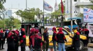 Pekerja saat melaksanakan aksi unjuk rasa di depan Gedung Graha Kepri, Batam Center, Senin (30/12/2024). Matapedia6.com/Dok Polresta