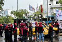 Pekerja saat melaksanakan aksi unjuk rasa di depan Gedung Graha Kepri, Batam Center, Senin (30/12/2024). Matapedia6.com/Dok Polresta