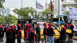 Pekerja saat melaksanakan aksi unjuk rasa  di depan Gedung Graha Kepri, Batam Center, Senin (30/12/2024). Matapedia6.com/Dok Polresta
