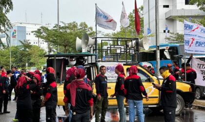 Pekerja saat melaksanakan aksi unjuk rasa di depan Gedung Graha Kepri, Batam Center, Senin (30/12/2024). Matapedia6.com/Dok Polresta