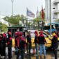 Pekerja saat melaksanakan aksi unjuk rasa  di depan Gedung Graha Kepri, Batam Center, Senin (30/12/2024). Matapedia6.com/Dok Polresta