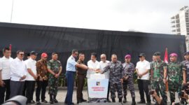 Kepala BP Batam Muhammad Rudi tengah saat tekan sirene peresmian flyover Sei Ladi﻿, Selasa (31/12). Foto﻿:Dok/Humas BP Batam 