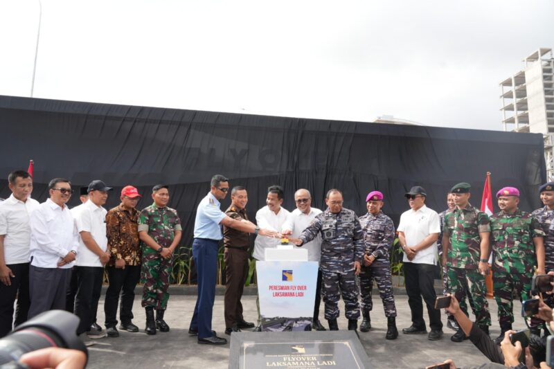 Kepala BP Batam Muhammad Rudi tengah saat tekan sirene peresmian flyover Sei Ladi﻿, Selasa (31/12). Foto﻿:Dok/Humas BP Batam 