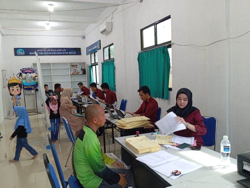 Petugas Imigrasi Batam melayani pemohon paspor di Pesantren Abdul Dhohir Sekupang, Minggu (1/12). Foto:matapedia