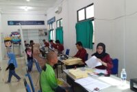 Petugas Imigrasi Batam melayani pemohon paspor di Pesantren Abdul Dhohir Sekupang, Minggu (1/12). Foto:matapedia