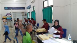 Petugas Imigrasi Batam melayani pemohon paspor di Pesantren Abdul Dhohir Sekupang, Minggu (1/12). Foto:matapedia