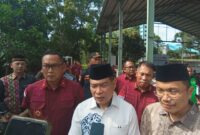 Direktur Intelijen Keimigrasian Brigjen Pol Anom Wibowo dan Kakanim Batam Hajar Aswad di Pesantren Abdul Dhohir Sekupang, Minggu (1/12). Foto:Rega/matapedia