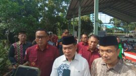 Direktur Intelijen Keimigrasian Brigjen Pol Anom Wibowo dan Kakanim Batam Hajar Aswad di Pesantren Abdul Dhohir Sekupang, Minggu (1/12). Foto:Rega/matapedia