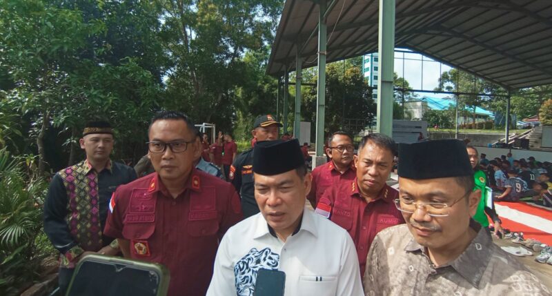 Direktur Intelijen Keimigrasian Brigjen Pol Anom Wibowo dan Kakanim Batam Hajar Aswad di Pesantren Abdul Dhohir Sekupang, Minggu (1/12). Foto:Rega/matapedia