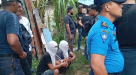 Dua pengedar Narkotika yang diamankan oleh Ditresnarkoba Polda Kepri di kamling Tower Muka Kuning, Senin (2/12/2024). Matapedia6.com/ Luci