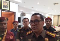 Kepala Kejaksaan Negeri Batam dan Kasi Pidsus serta mahasiswa di kantor Kejari Batam, Senin (9/12). Foto:Rega/matapedia