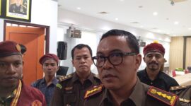 Kepala Kejaksaan Negeri Batam dan Kasi Pidsus serta mahasiswa di kantor Kejari Batam, Senin (9/12). Foto:Rega/matapedia