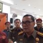 Kepala Kejaksaan Negeri Batam dan Kasi Pidsus serta mahasiswa di kantor Kejari Batam, Senin (9/12). Foto:Rega/matapedia