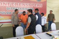 Pelaku prostitusi online saat dihadirkan dalam Konferensi pers di Polda Kepri, Selasa (10/12/2024). Matapedia6.com/ Luci