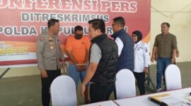 Pelaku prostitusi online saat dihadirkan dalam Konferensi pers di Polda Kepri, Selasa (10/12/2024). Matapedia6.com/ Luci