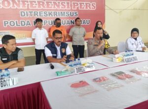 Kabid Humas Polda Kepri Kombes Pol Zahwani Pandra Arsyad dampingi Dirreskrimsus Polda Kepri Kombes Pol Putu Yudha Prawira saat Ekspos prostitusi online di Polda Kepri, Selasa (10/12/2024). Matapedia6.com/ Luci