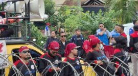 Buruh yang tergabung dalam Koalisi Rakyat Batam (KRB) melaksanakan unjuk rasa di kantor Dinas Tenaga Kerja (Disnaker) Kota Batam pada Kamis (12/12/2024). Matapedia6.com/Luci