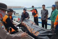 Tim SAR gabungan mengevakuasi korban kapal speedboat terbalik akibat dihantam gelombang di Perairan Moro Karimun, Kamis (12/12). Foto:Dok/Humas