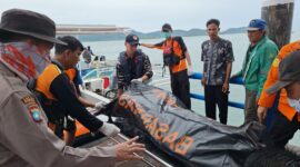 Tim SAR gabungan mengevakuasi korban kapal speedboat terbalik akibat dihantam gelombang di Perairan Moro Karimun, Kamis (12/12). Foto:Dok/Humas