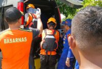 Basarnas mengevakuasi jenazah korban, Senin (16/12). Foto:Dok/Basarnas