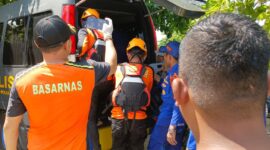 Basarnas mengevakuasi jenazah korban, Senin (16/12). Foto:Dok/Basarnas