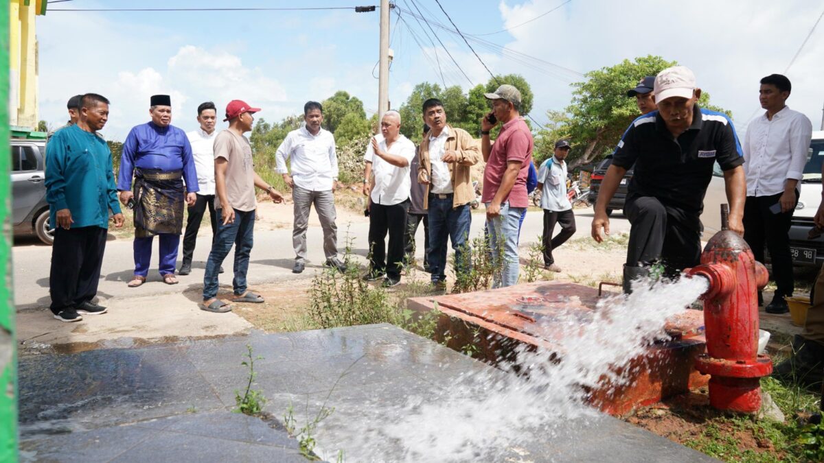 Rudi saat melihat air hidup di Nongsa, Selasa (17/12). Foto:Dok/Humas BP Batam