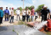 Rudi saat melihat air hidup di Nongsa, Selasa (17/12). Foto:Dok/Humas BP Batam