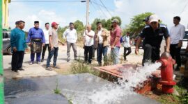 Rudi saat melihat air hidup di Nongsa, Selasa (17/12). Foto:Dok/Humas BP Batam