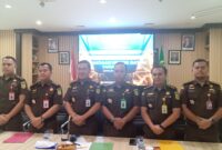 Kepala Kejaksaan Negeri Batam tengah bersama Kasi bidang dalam akhir tahun Jumat (20/12). Foto:Rega/matapedia