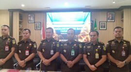 Kepala Kejaksaan Negeri Batam tengah bersama Kasi bidang dalam akhir tahun Jumat (20/12). Foto:Rega/matapedia